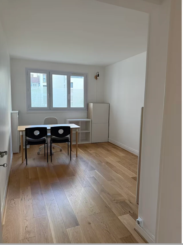 Salle de consultation meublée de 13 m² à louer – Cabinet paramédical